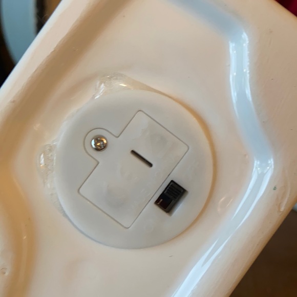 Last 1❗️Lighted Christmas Holiday White Ceramic Village Church - Picture 10 of 10